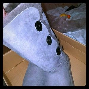 Uggs ,womens triple button Bailey, new in box